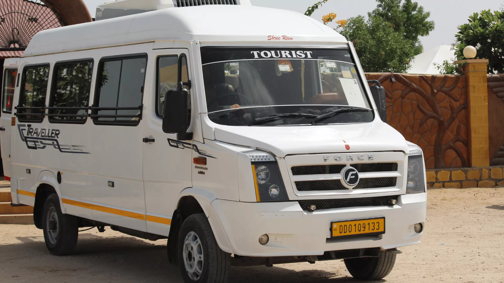 tempo-traveller-in-jaisalmer